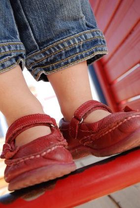 child'sfeet in shoes