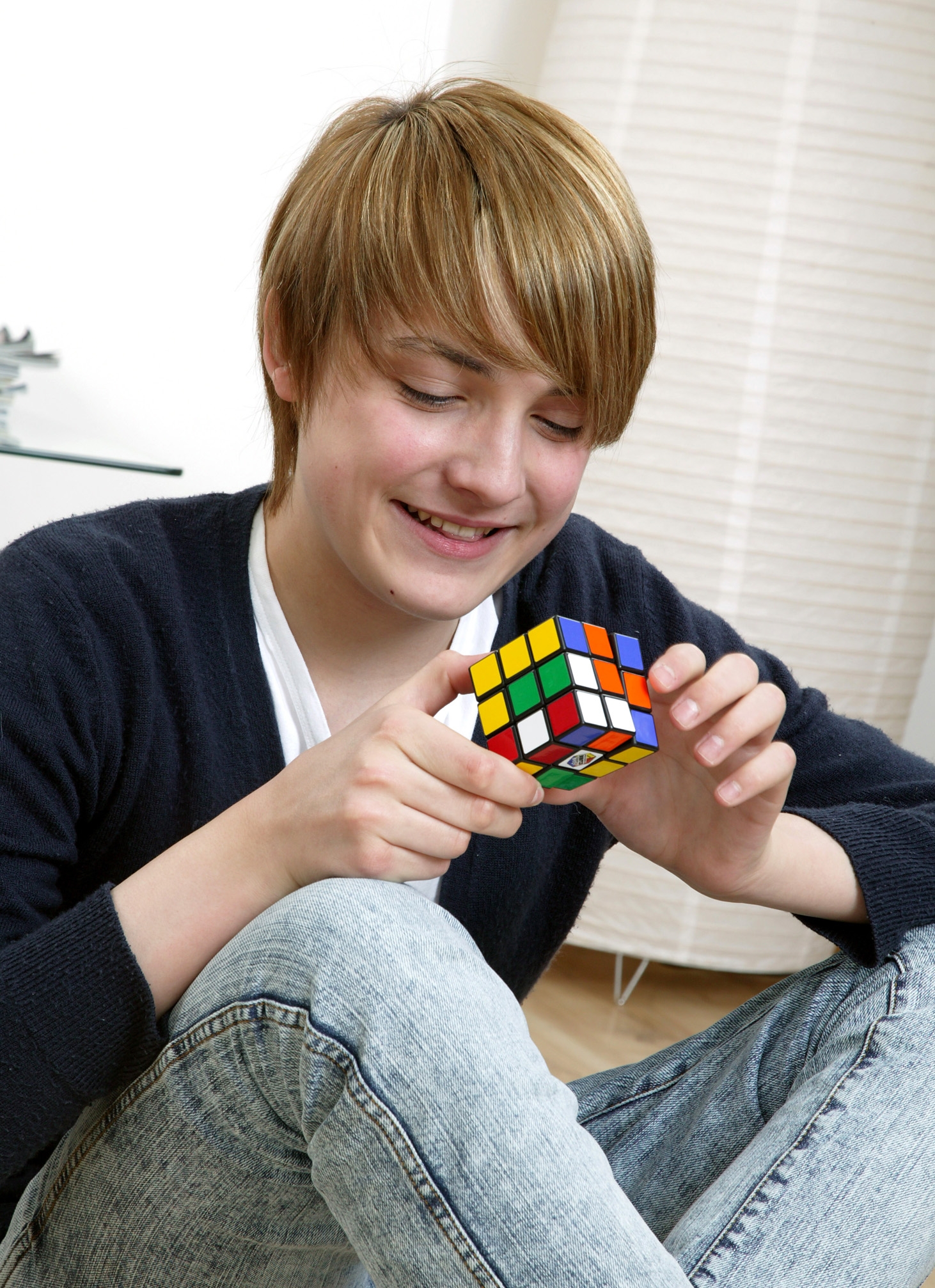 Play with magic. Мальчик с кубиком Рубика. Ребенок с кубиком Рубика. Кубик Рубика в руках. Мальчик собирает кубик Рубика.